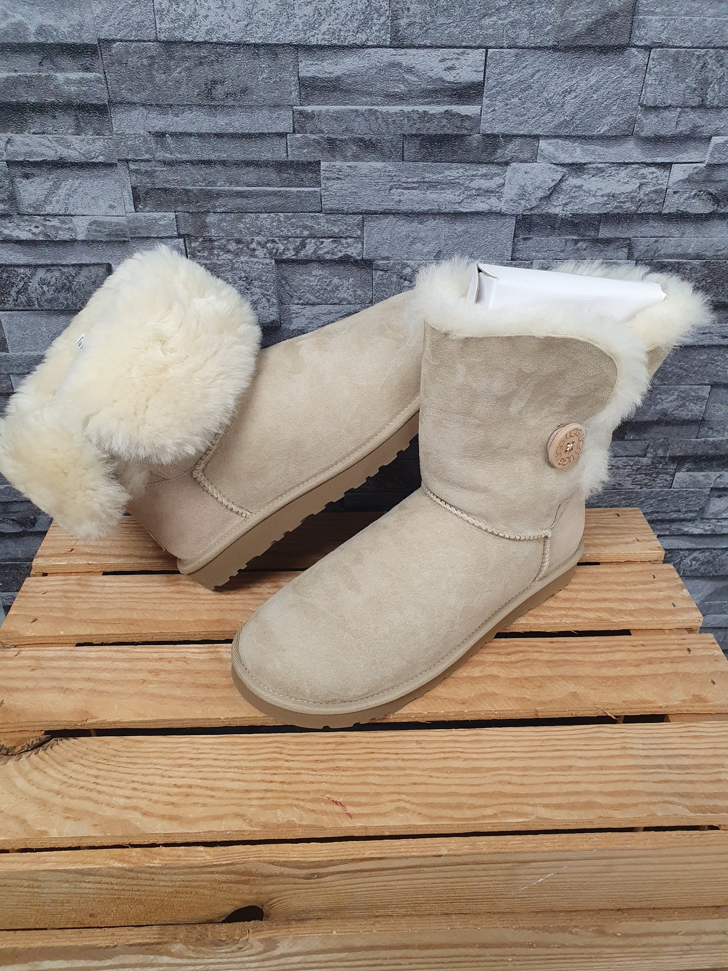 UGG Damen Boots Bailey Button II Wildleder Sand Lammfell Gr.40