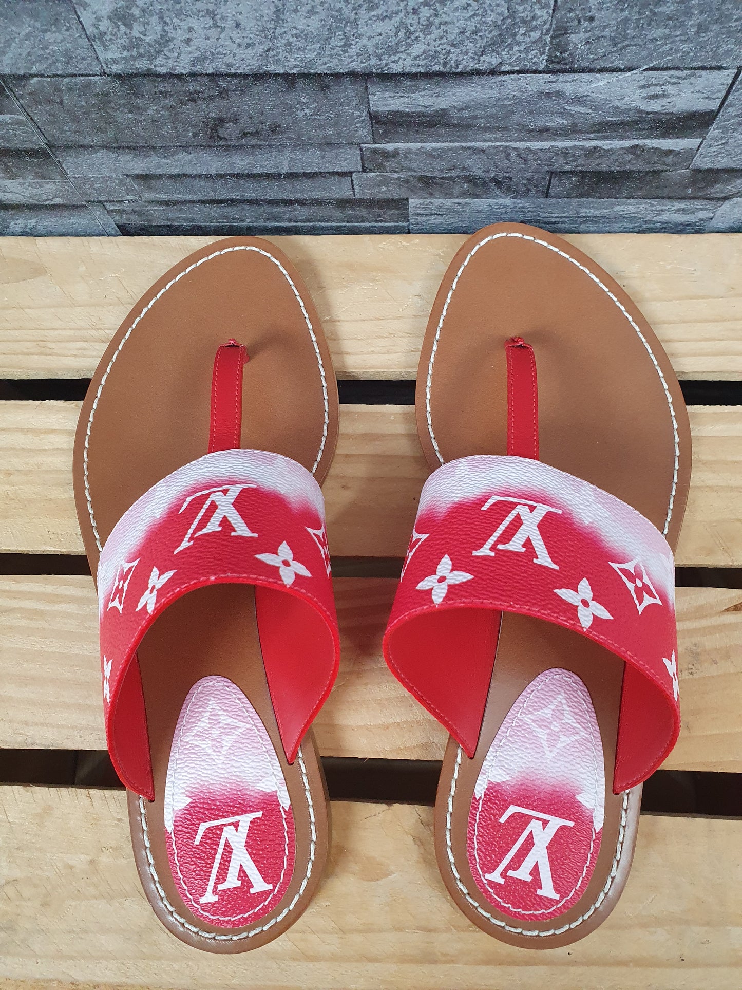NEU! Original Louis Vuitton Zehentrenner Sandalen Escale  Rouge  Palma Flat Gr.39
