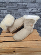UGG Damen Boots Bailey Button II  Wildleder  Sand Lammfell Gr.40