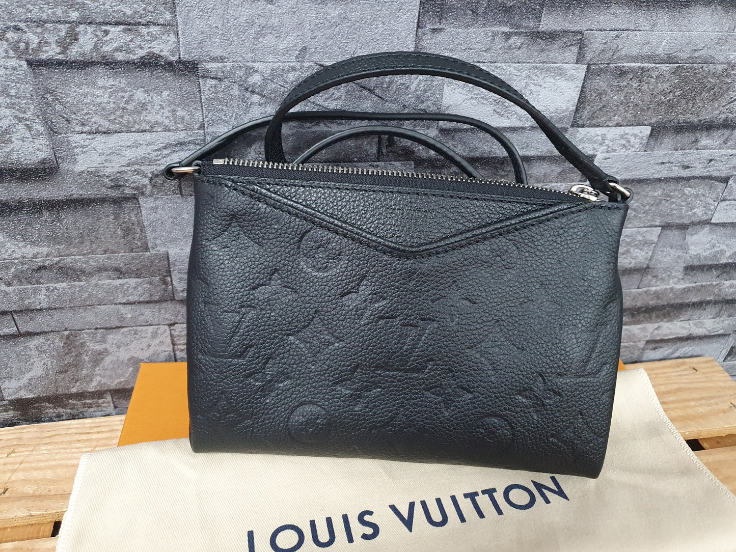 NEU! Original Louis Vuitton Pallas BB  Crossbody Empreinte Leder Schwarz