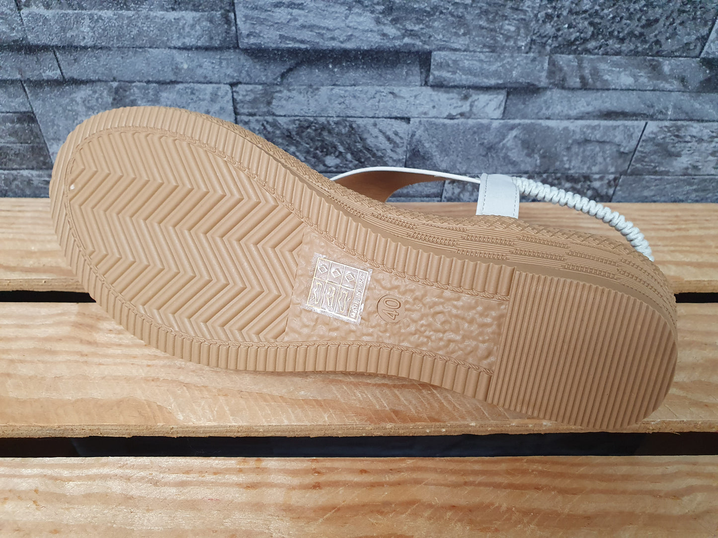 Damen Sandalen Sandalette Nieten Beige Kailabsatz
