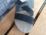 Scandi Damen Pantolette Sandalette Grau Flach